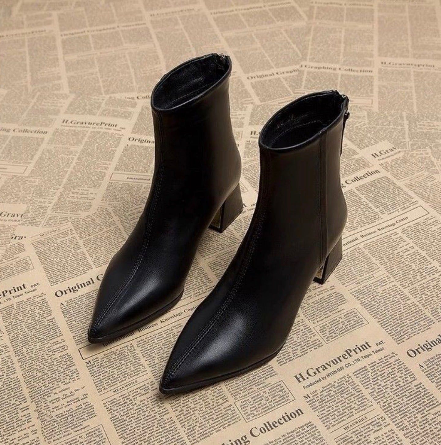 Titana | Dames Luxe Korte Enkellaarsjes met Puntneus & Blokhak – Frans Chic Martin Boots 2025