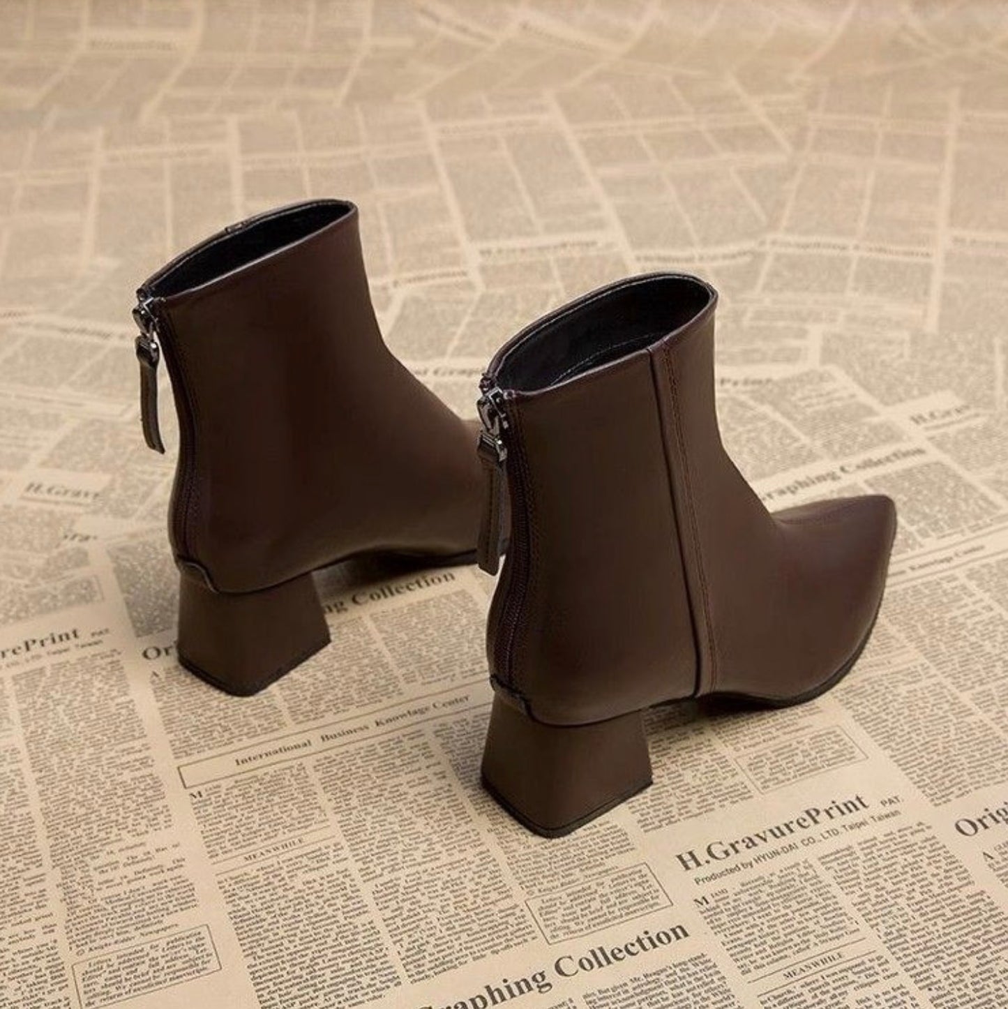 Titana | Dames Luxe Korte Enkellaarsjes met Puntneus & Blokhak – Frans Chic Martin Boots 2025