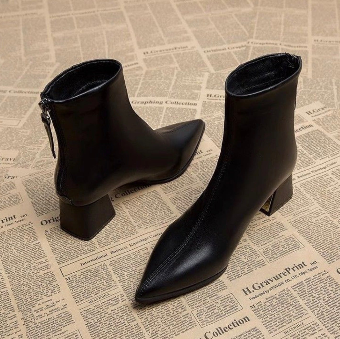 Titana | Dames Luxe Korte Enkellaarsjes met Puntneus & Blokhak – Frans Chic Martin Boots 2025