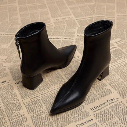 Titana | Dames Luxe Korte Enkellaarsjes met Puntneus & Blokhak – Frans Chic Martin Boots 2025