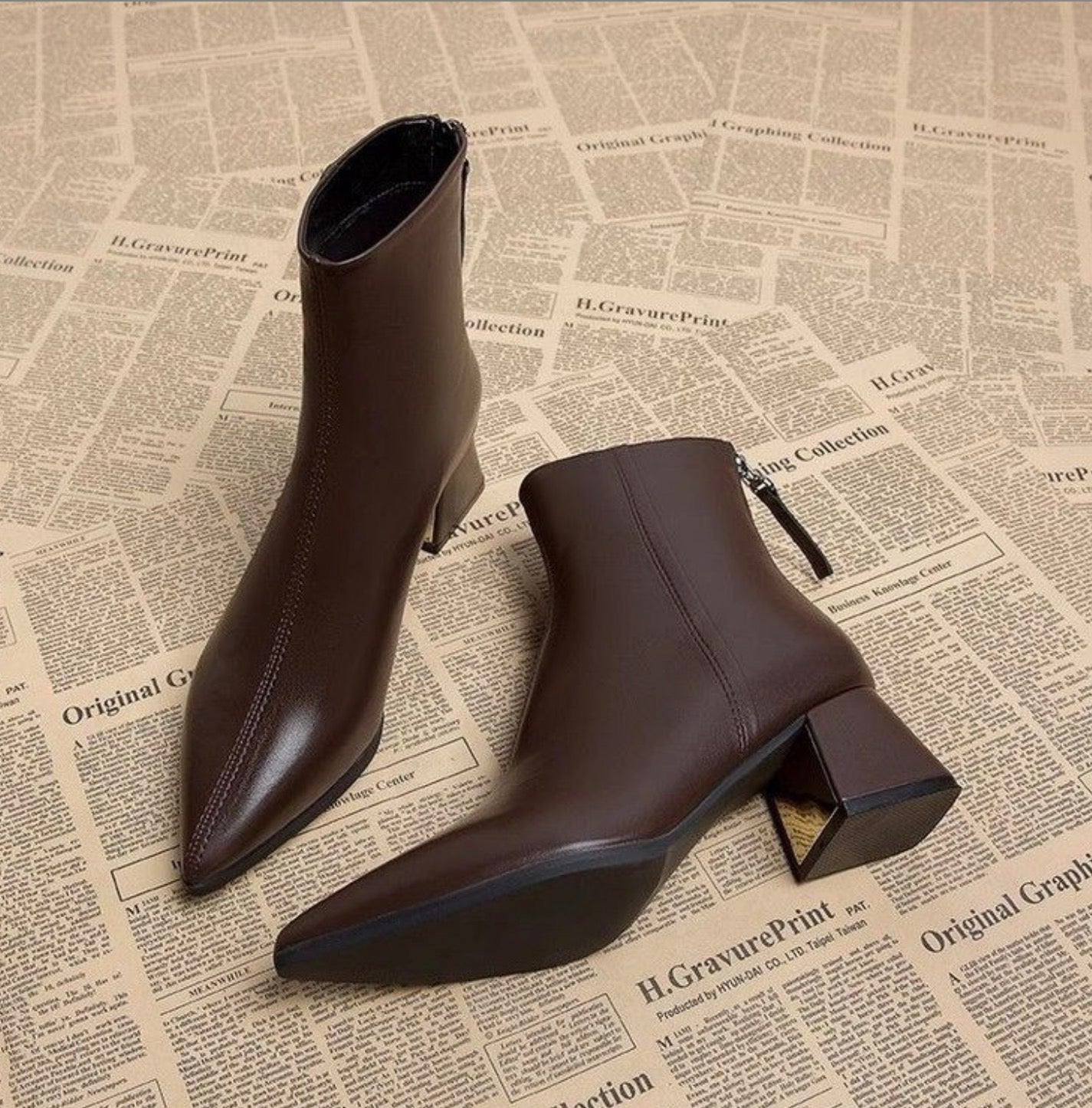 Titana | Dames Luxe Korte Enkellaarsjes met Puntneus & Blokhak – Frans Chic Martin Boots 2025