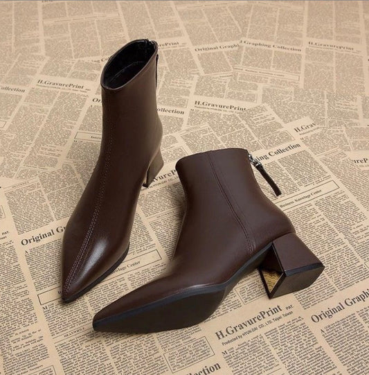 Titana | Dames Luxe Korte Enkellaarsjes met Puntneus & Blokhak – Frans Chic Martin Boots 2025