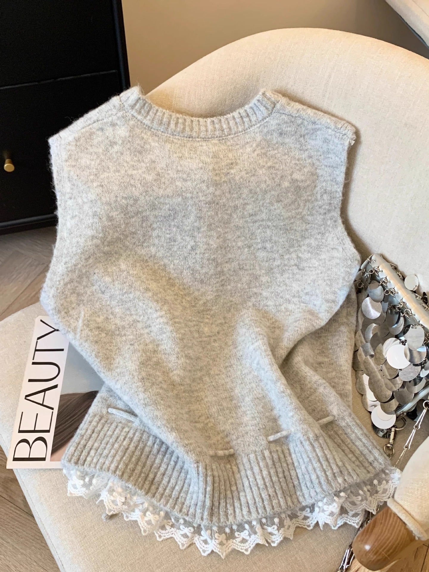 Nolly | Dames Gebreide Mouwloze Top – Lace Detail & Tie-Back, Losse Pasvorm